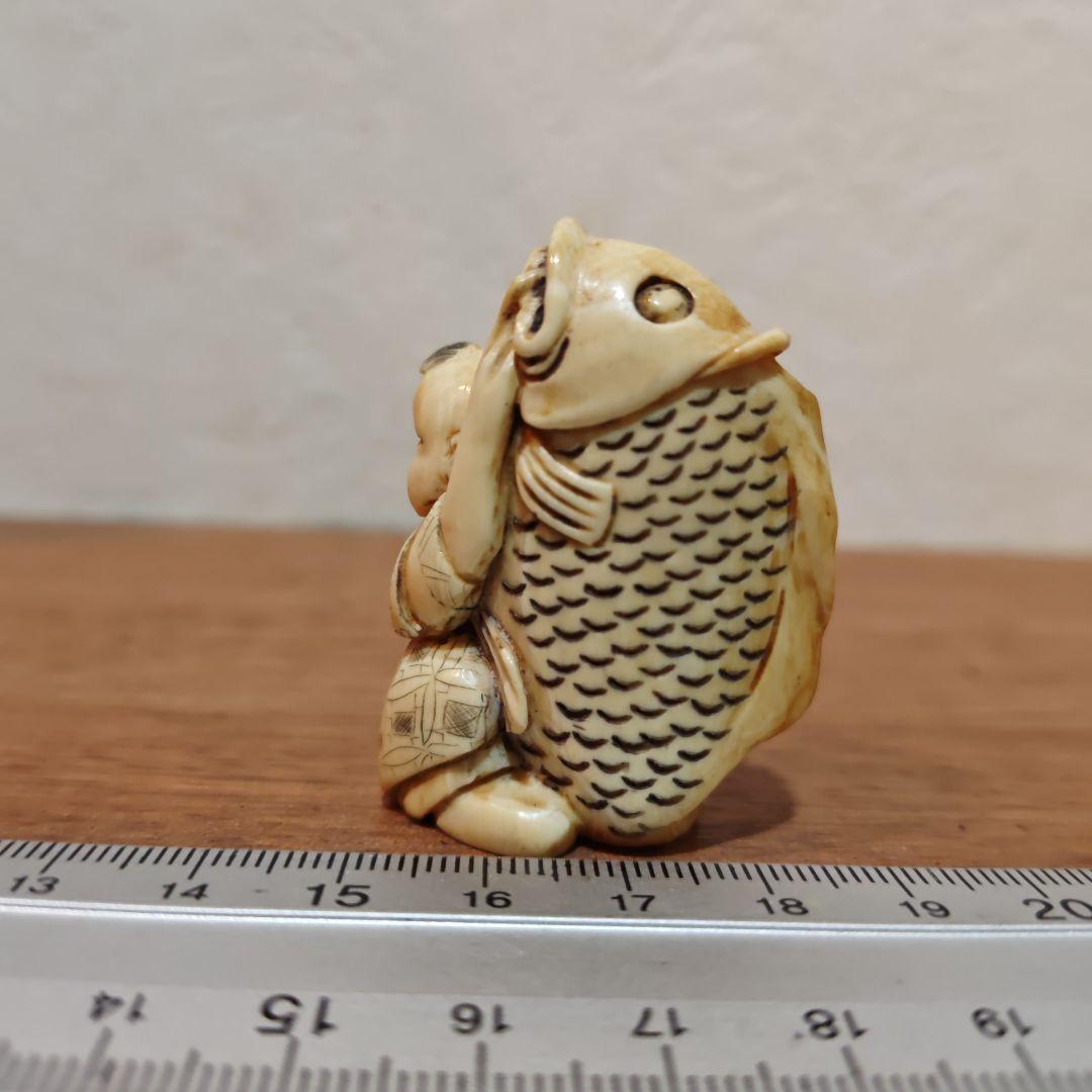 時代提物 人物根付 天然素材【大鯉と唐子】高約4.8cm 重27ｇ縁起物