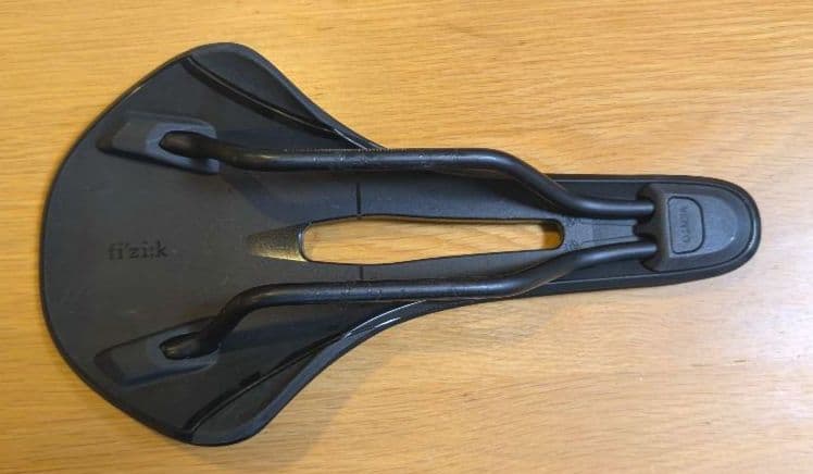 fizik VENTO ANTARES R5 サドル 黒