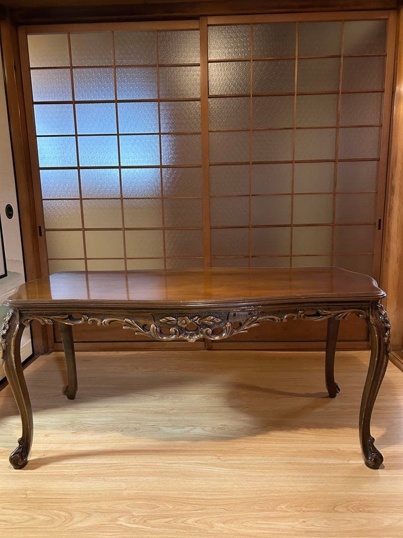 彫刻装飾付き木製テーブル