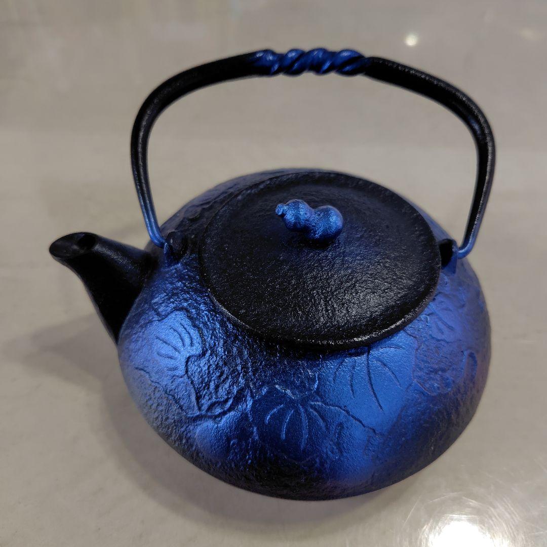瑠璃色 鋳鉄製 鉄瓶 葉模様　瓢箪モチーフデザイン　直火可能　茶こし付き