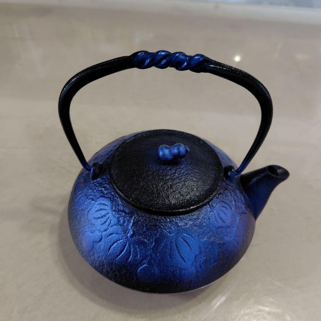 瑠璃色 鋳鉄製 鉄瓶 葉模様　瓢箪モチーフデザイン　直火可能　茶こし付き