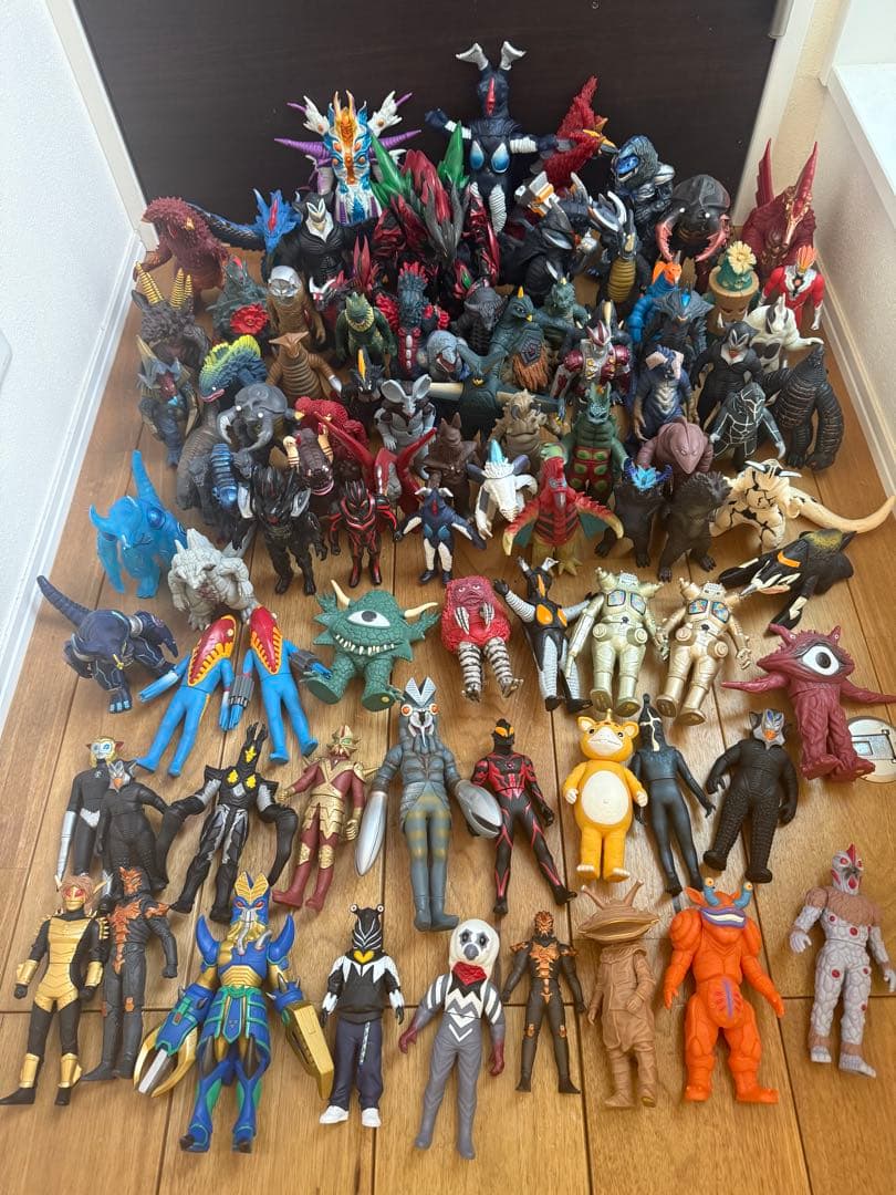 ウルトラマンシリーズ110体、怪獣87体