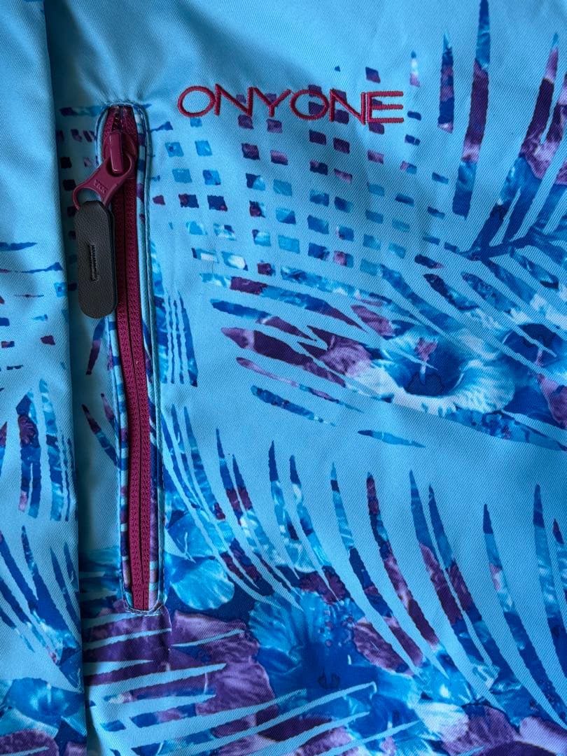 ONYONE スキーウェア　Lサイズ　新品タグ付き　防水性10,000mm 上下