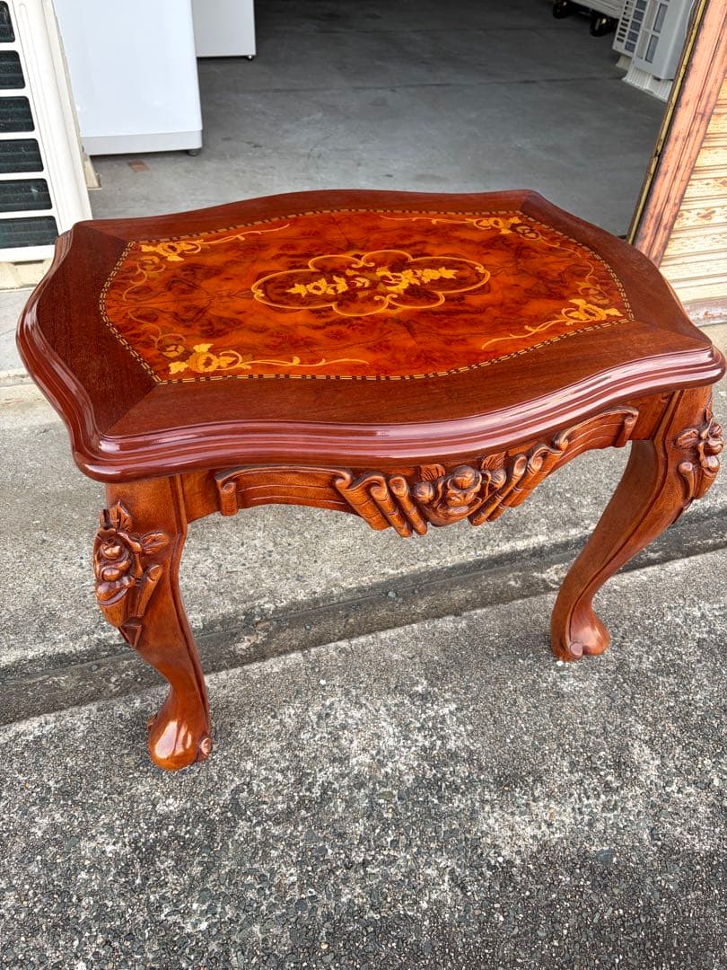 波形天板の木製テーブル