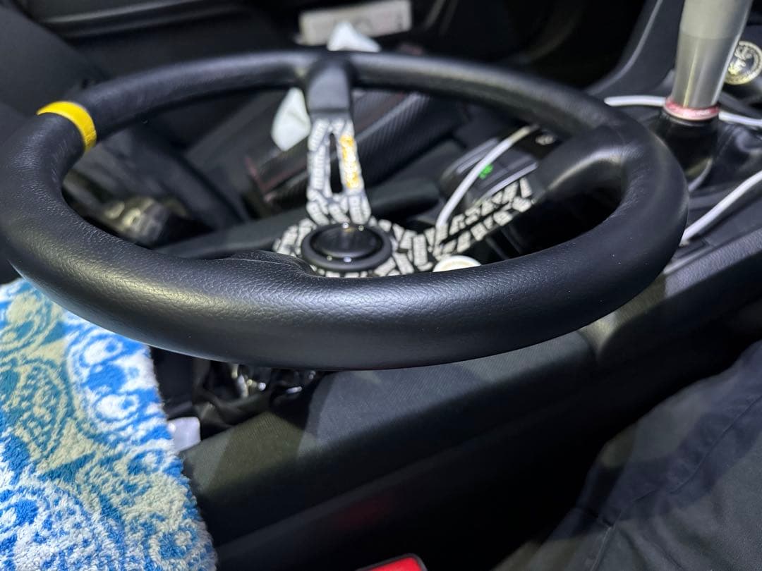 MOMO UJ-01 ステアリング 350mm ウルトラジャパンブラックレザー