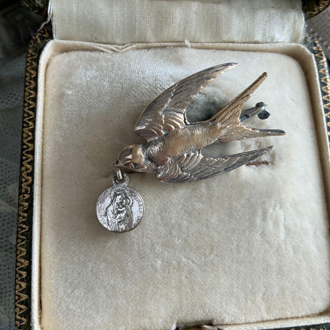 ♡２点♡　フランスアンティーク　つばめ　小さなブローチ　BEBE　べべ　メダイ