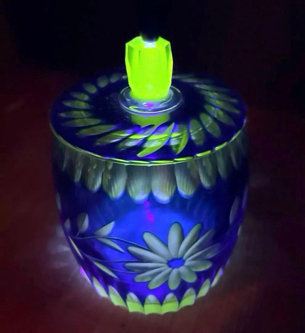 骨董　時代ガラス　青被せ切子　俵型洋花カット　希少ウランガラス　飴屋瓶　菓子瓶