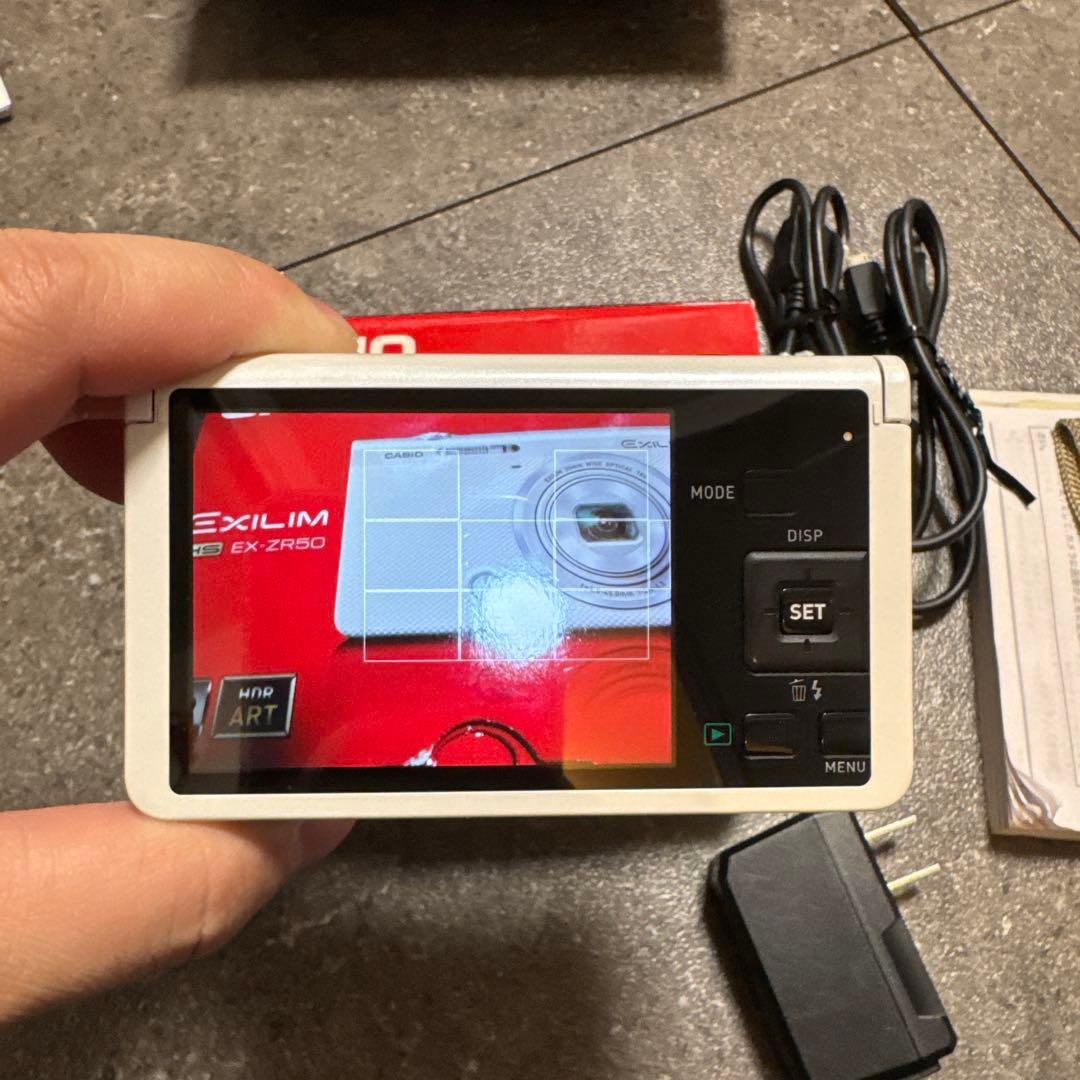 美品CASIOカメラ EXILIM EX-ZR50 ホワイト