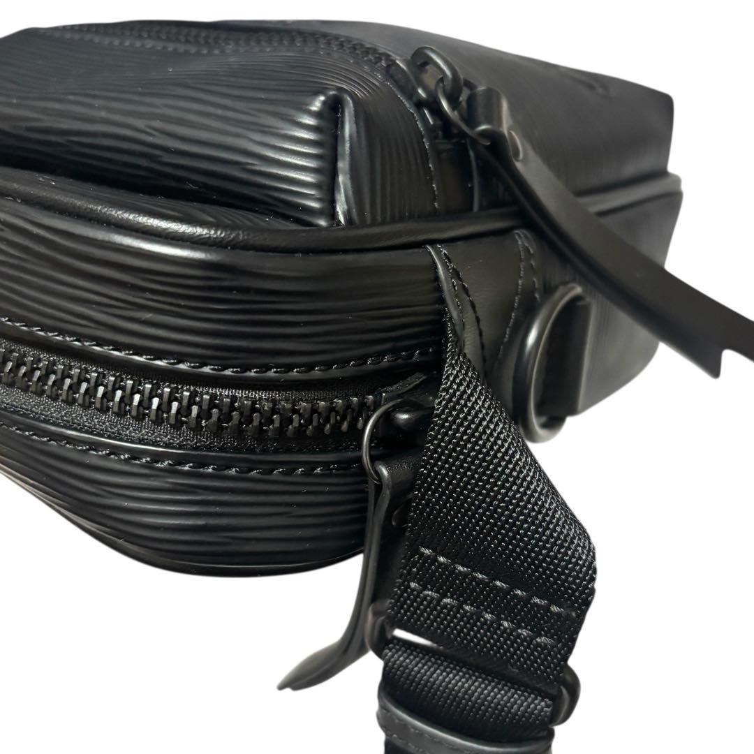 極美品　ヴィヴィアンウエストウッド ショルダーFLOW オーブ 黒 斜め掛け