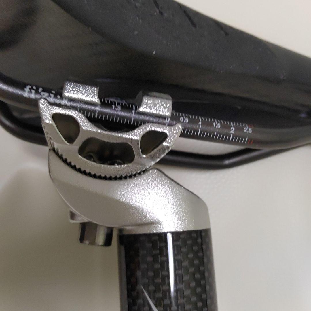 fi'zi:k Arione サドル ブラック カーボン