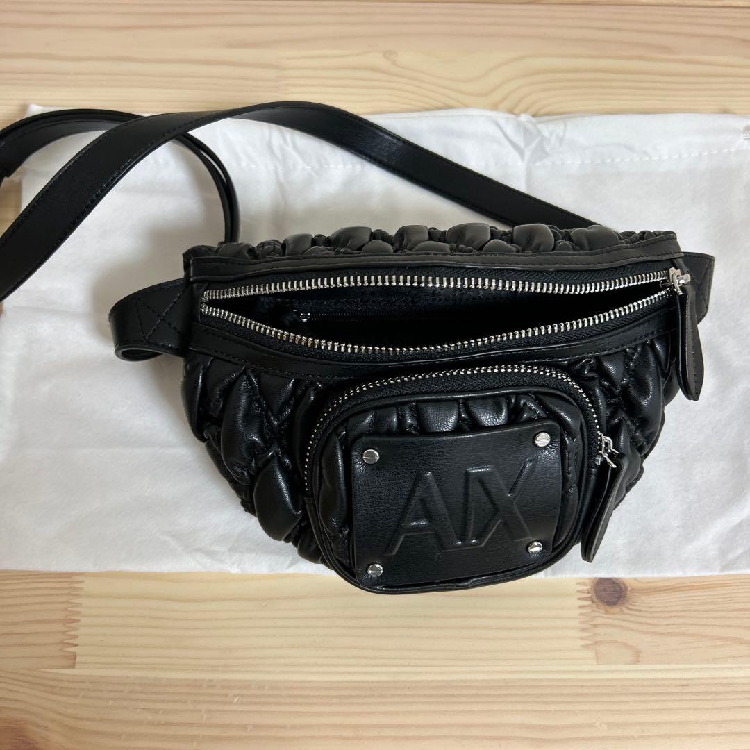アルマーニエクスチェンジ　エンボスロゴミニボディバッグ
