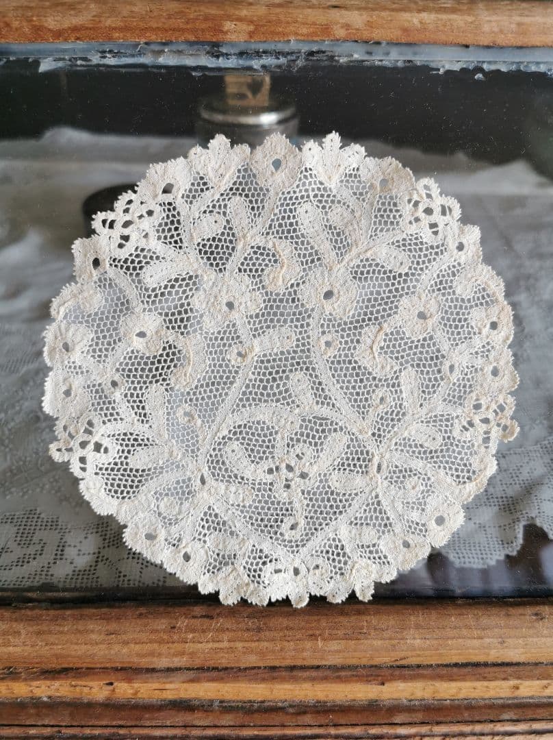 アンティーク 花が連続するリム 草花紋メッシュドイリー やや濃いアイボリートーン