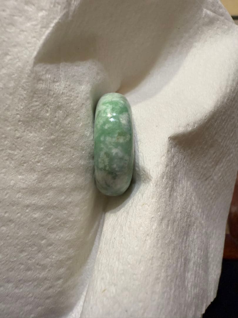 糸魚川翡翠‼️小滝産地‼️勾玉‼️大変に美しい柄‼️希少‼️破格出品‼️送料無料‼️