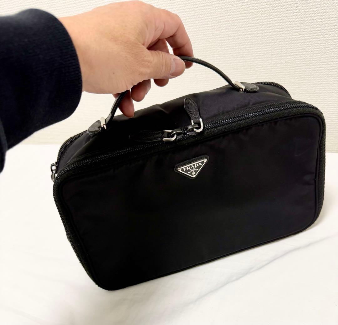 PRADA ブラックナイロンハンドバッグ