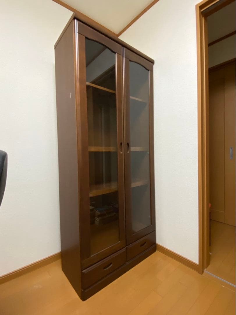 （値下げ実施）木製ガラス扉本棚 4段　引き出し付き