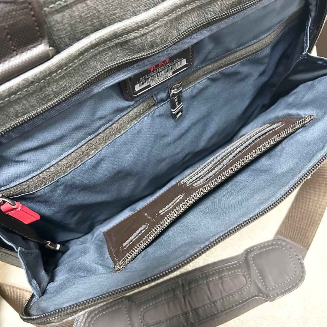 美品　TUMI トゥミ　スリム　デラックスポートフォリオ　PVCレザー　グレー