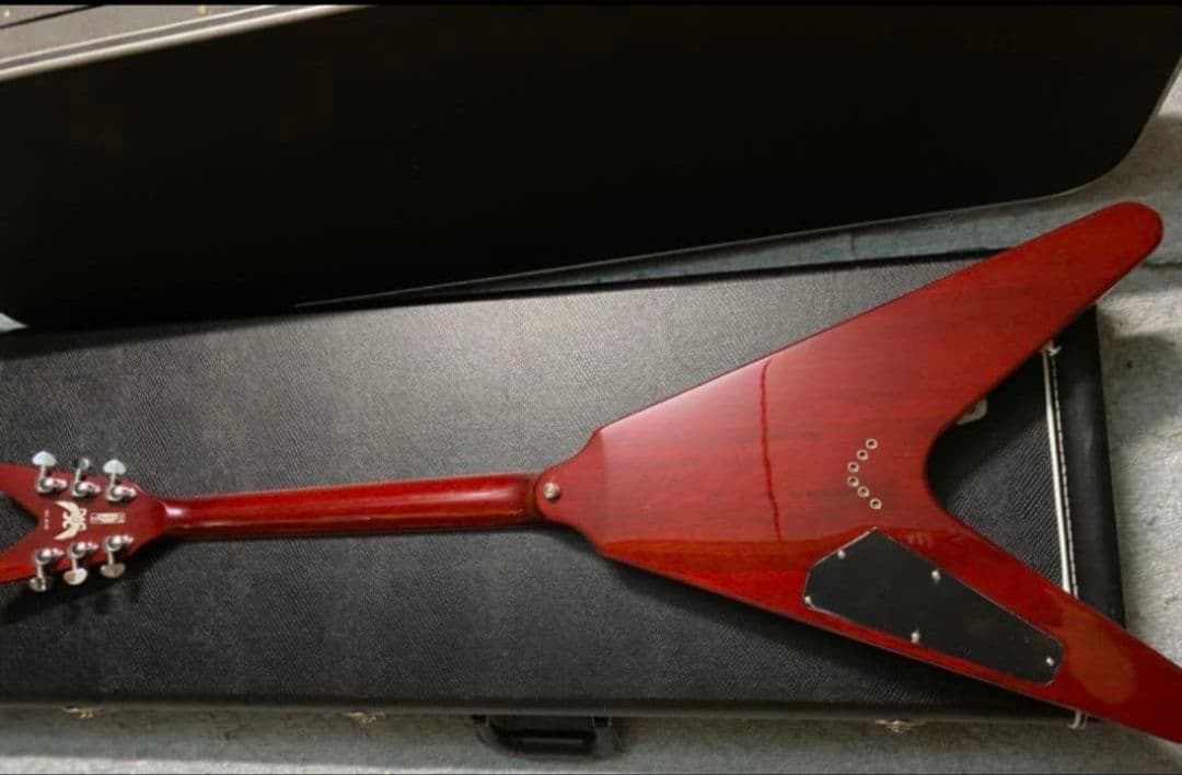 Dean V 35 35th Cherry Vシェイプ ケース付きエレキギター