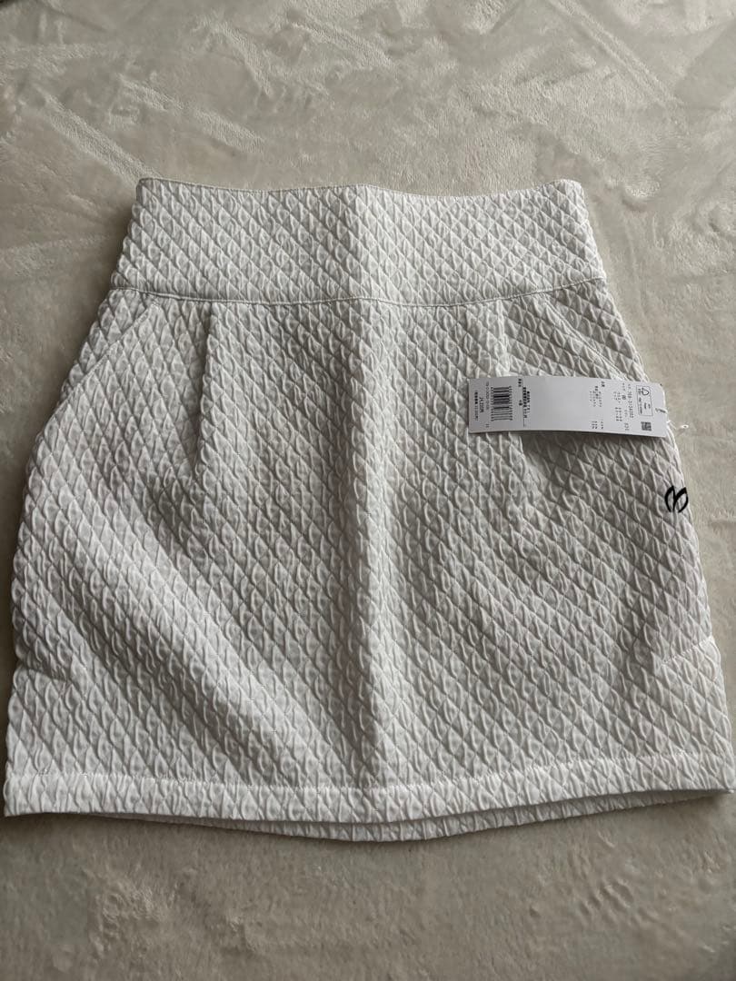 【新品未使用】マスターバニー　白スカート　キラキラ　ラメ　ぷくぷく生地　【00】