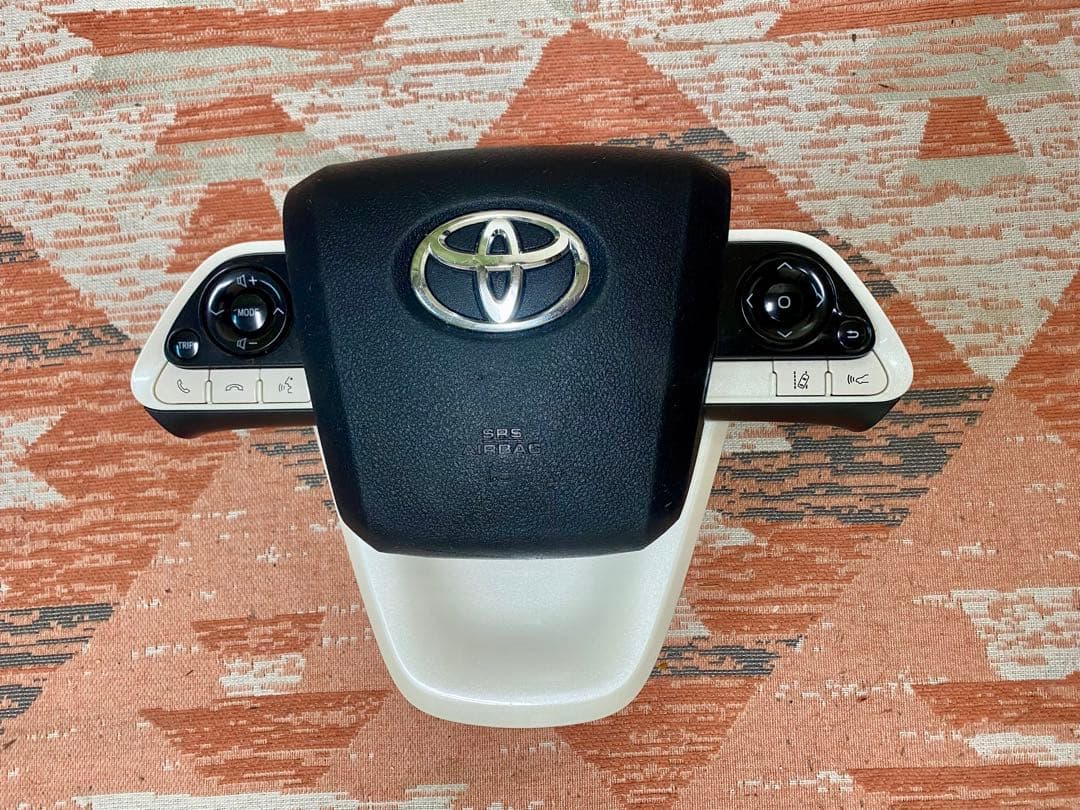 プリウス50系 ステアリングコントロールパネルとステアリングホーンパッド