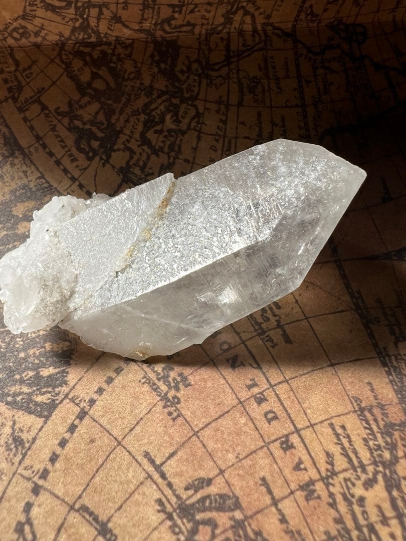 龍脈の精髄 ― 水晶「虹を宿す天の導き」 ※売上の一部を保護猫活動に使用