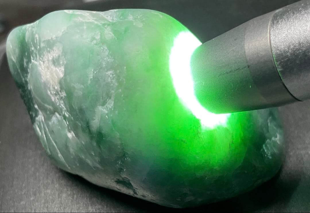 ［金山谷の緑色］　翠色の透過　糸魚川翡翠42g ヒスイ　ひすい