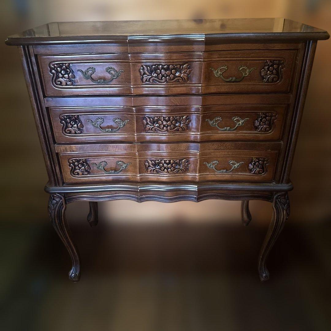 瞬間的❣️お値下げヴィンテージ　猫脚　装飾的な彫刻入り　木製チェスト