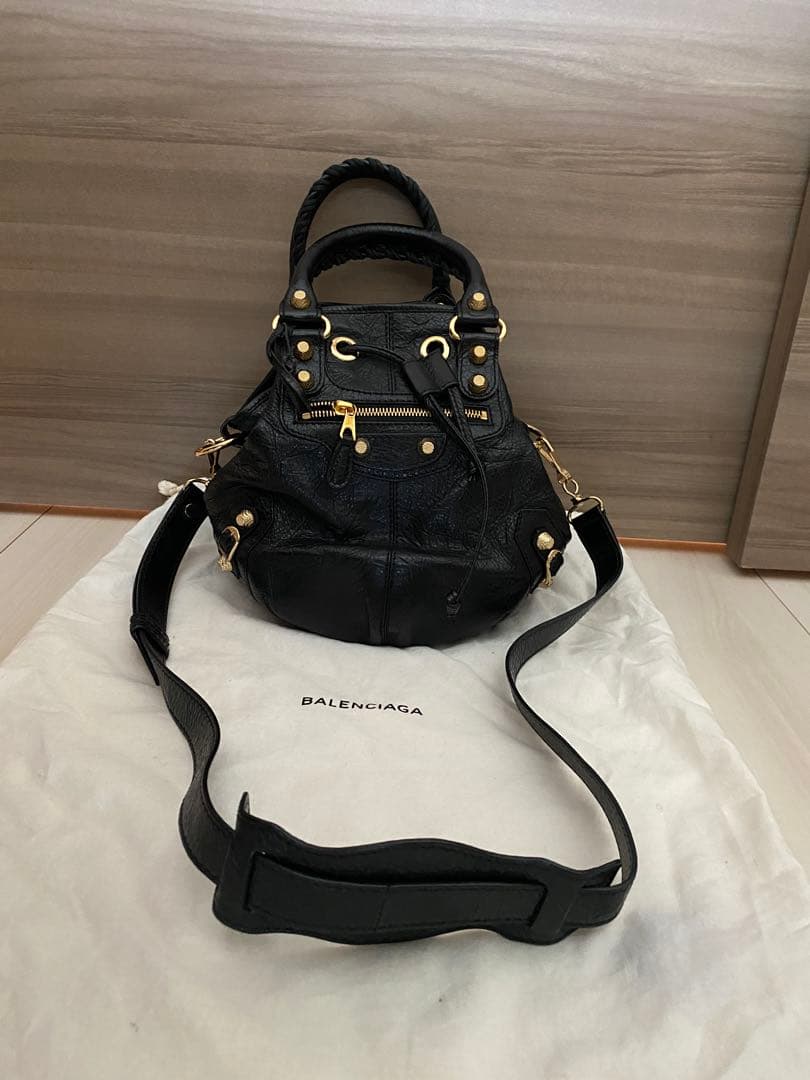 ベ*ラ様 BALENCIAGA MINI POMPON ブラックレザー ハンドバ