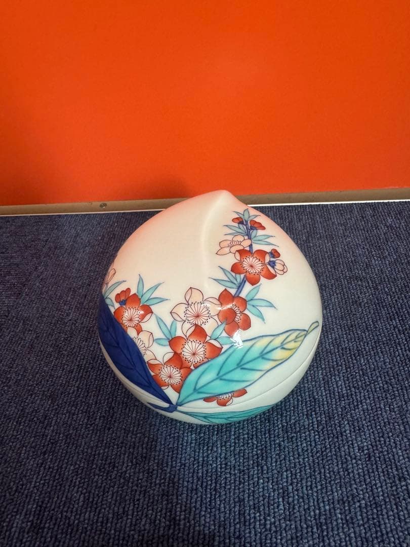 1685 鍋島 畑萬陶苑　色絵桃文 桃形蓋物