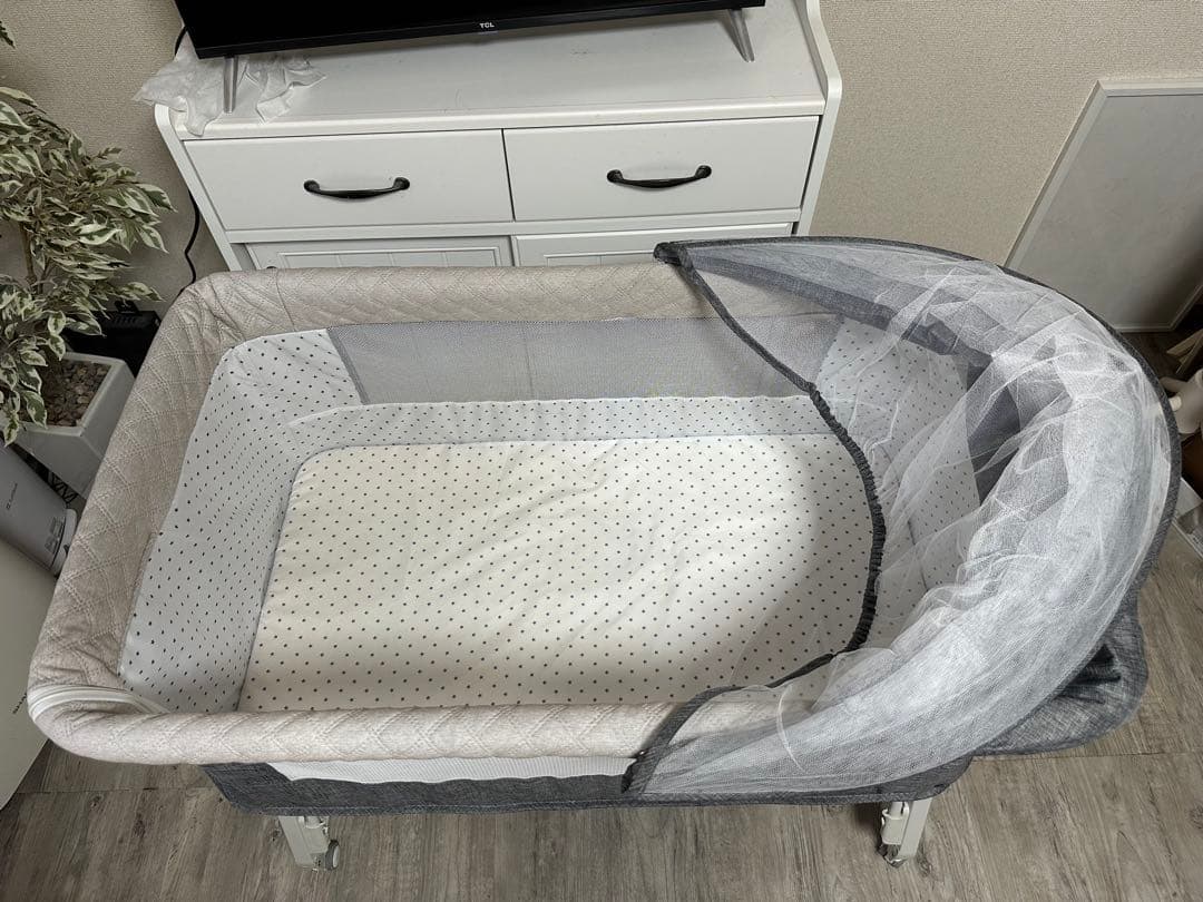美品 折りたたみ式ベビーベッド 添い寝 コンパクトベビーベッド 収納袋付 グレー