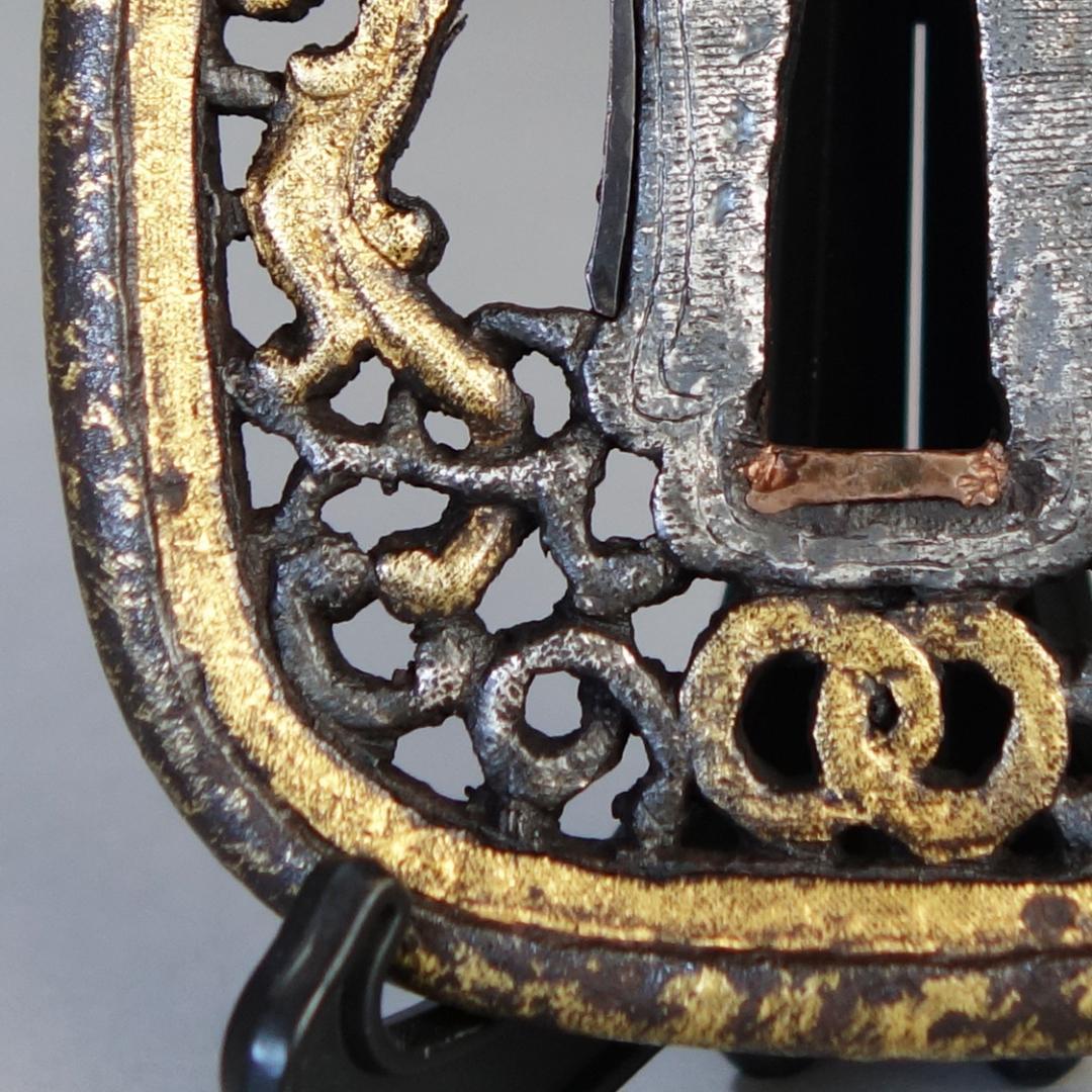 【珠追双龍唐草透 南蛮鍔 鉄地 金銀布目象嵌】 鍔 鐔 刀装具 武具 骨董