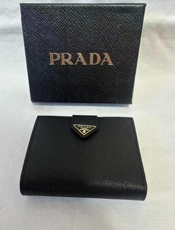 Prada プラダ 二つ折り 財布 ブラックj