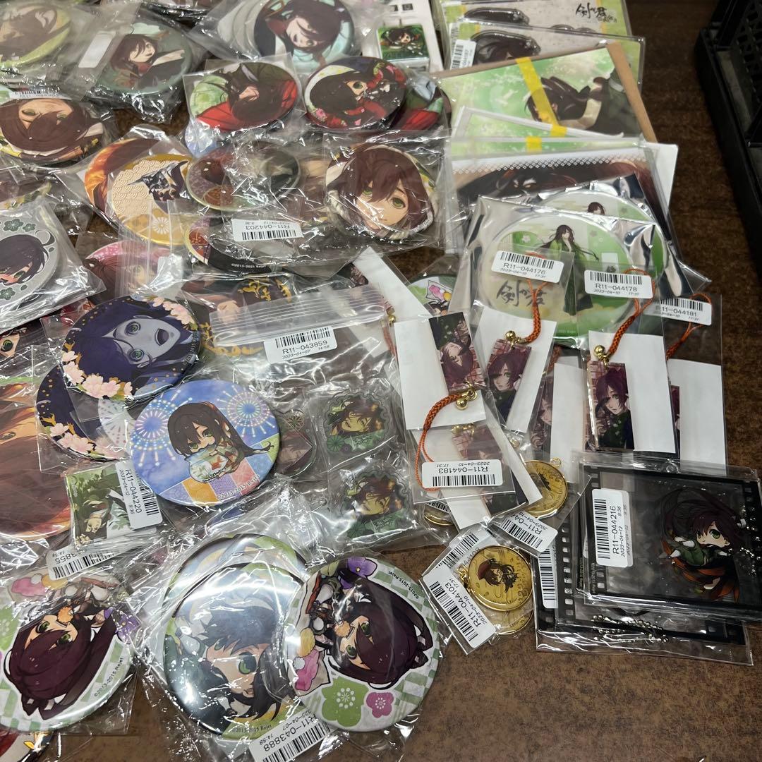 R*O様 Ｍ3【保管品】②剣が君　鈴懸　グッズ　大量　まとめ　缶バッジ　大きめ