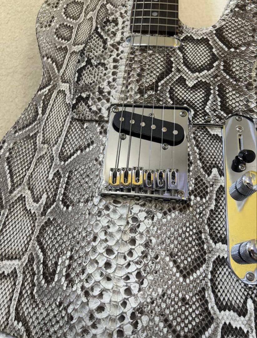 エレキギター テレキャスタータイプ　本物パイソン（ヘビ革）貼り込み