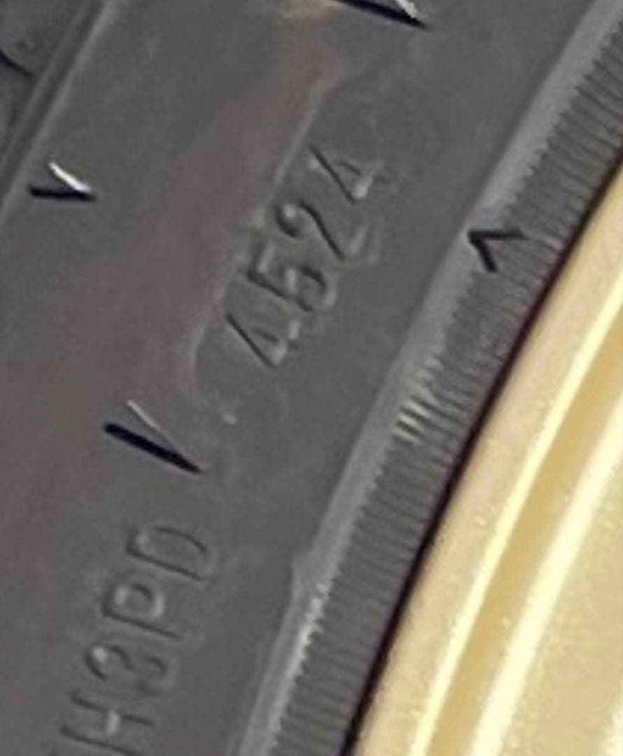 スタッドレスタイヤ、18インチ ホイール4本セット　ガリ傷無し　使用期間3ヶ月