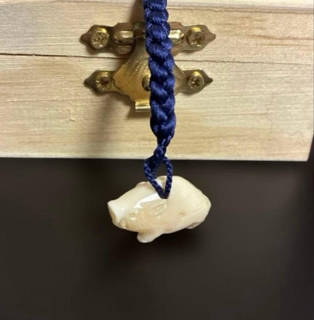 【作家物 白全】白珊瑚 根付 猪（亥）彫刻 縁起物　珊瑚　チャーム　ストラップ