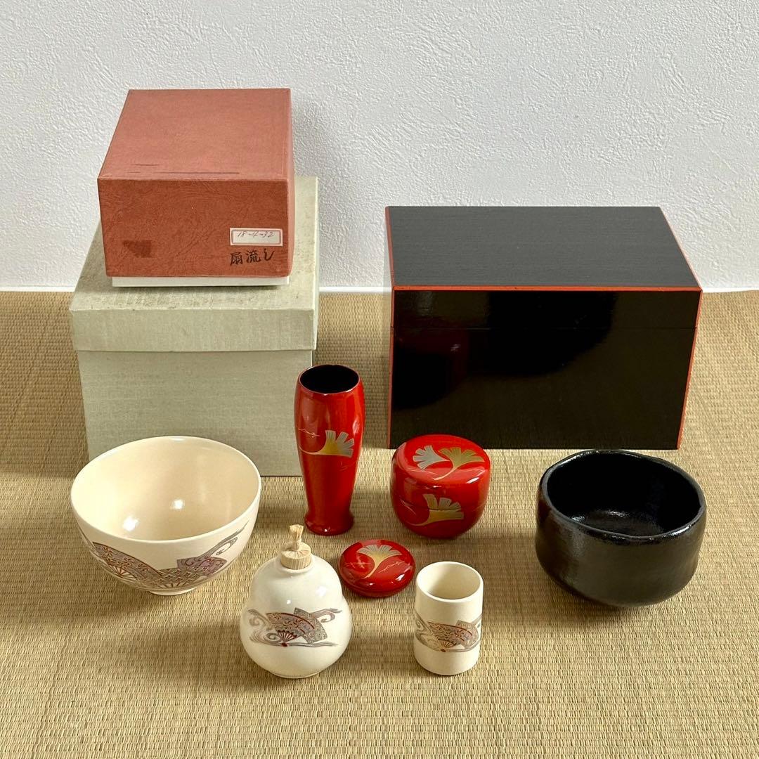 美品【黒漆爪赤 利休箱 お茶道具セット付】利休形茶箱 黒楽茶碗 紙箱 茶道具