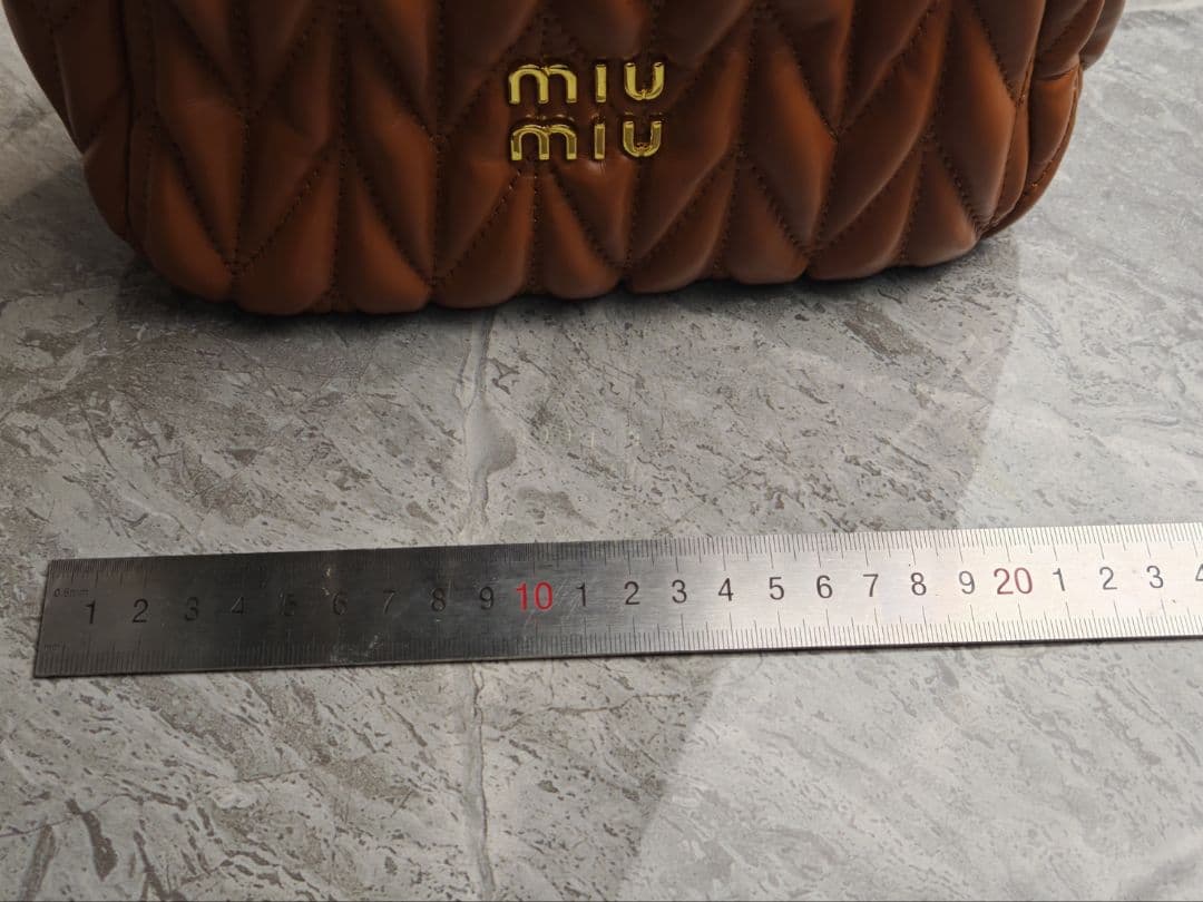 MIUMIU ブラウン レザーギャザーバッグ ロゴ入り 美品