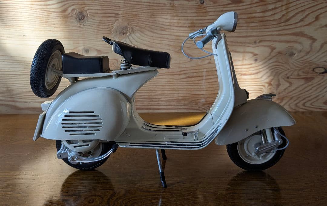 Vespa 1:6 ダイキャストモデル ホワイト