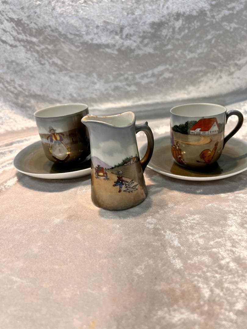 カップ＆ソーサー2個とミルクポットのセット 手描き　オランダの風景　刻印なし