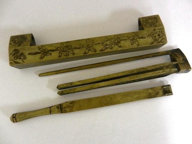 「荣華富貴　大明萬歴年造　龍や童子」などが彫刻された大形の黄銅製錠前