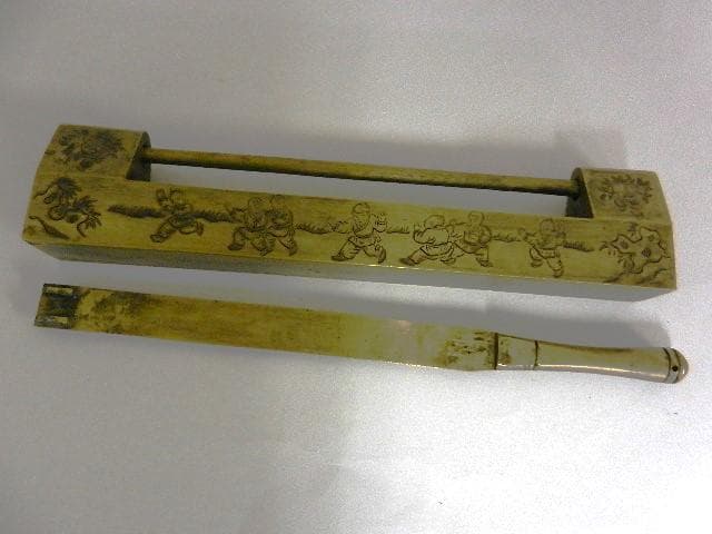 「荣華富貴　大明萬歴年造　龍や童子」などが彫刻された大形の黄銅製錠前