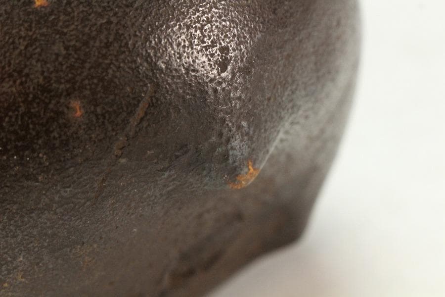 古鉄 持ち手 唐草 銀象嵌 瓶 注器 鉄瓶 銀摘 金縁朱塗蓋(K-XA812)