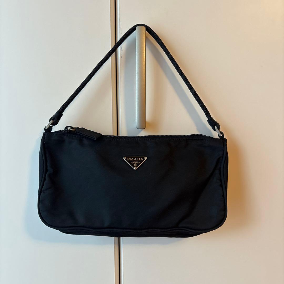 PRADA プラダ　アクセサリーポーチ ブラック ナイロン 三角ロゴ　黒