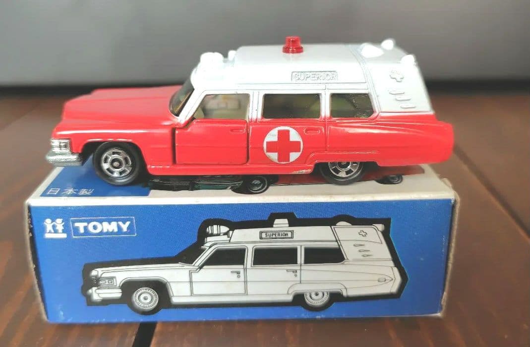 【未使用品】青箱トミカ　F60 キャデラック救急車