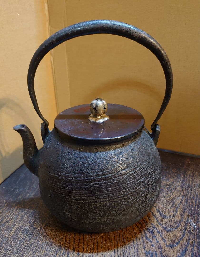 『雲色堂鉄瓶 刷毛目岩肌宝珠型／銅蓋』横最大17.5cm 奥行15 高さ22cm