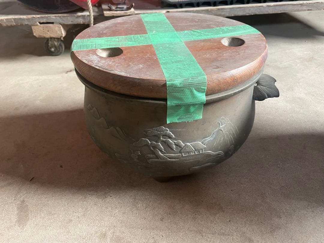 金属製火鉢 山水画彫刻 木製蓋付き 直径32cm