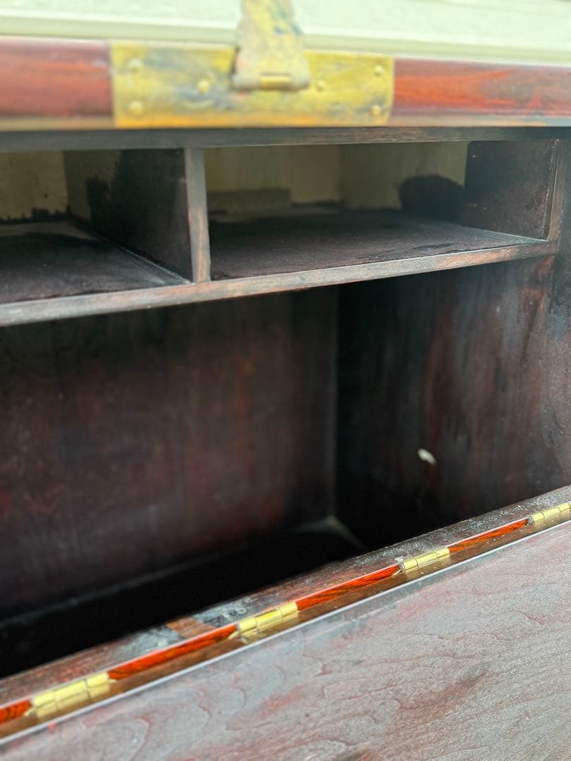 伝統的な木製箪笥 金具装飾付き