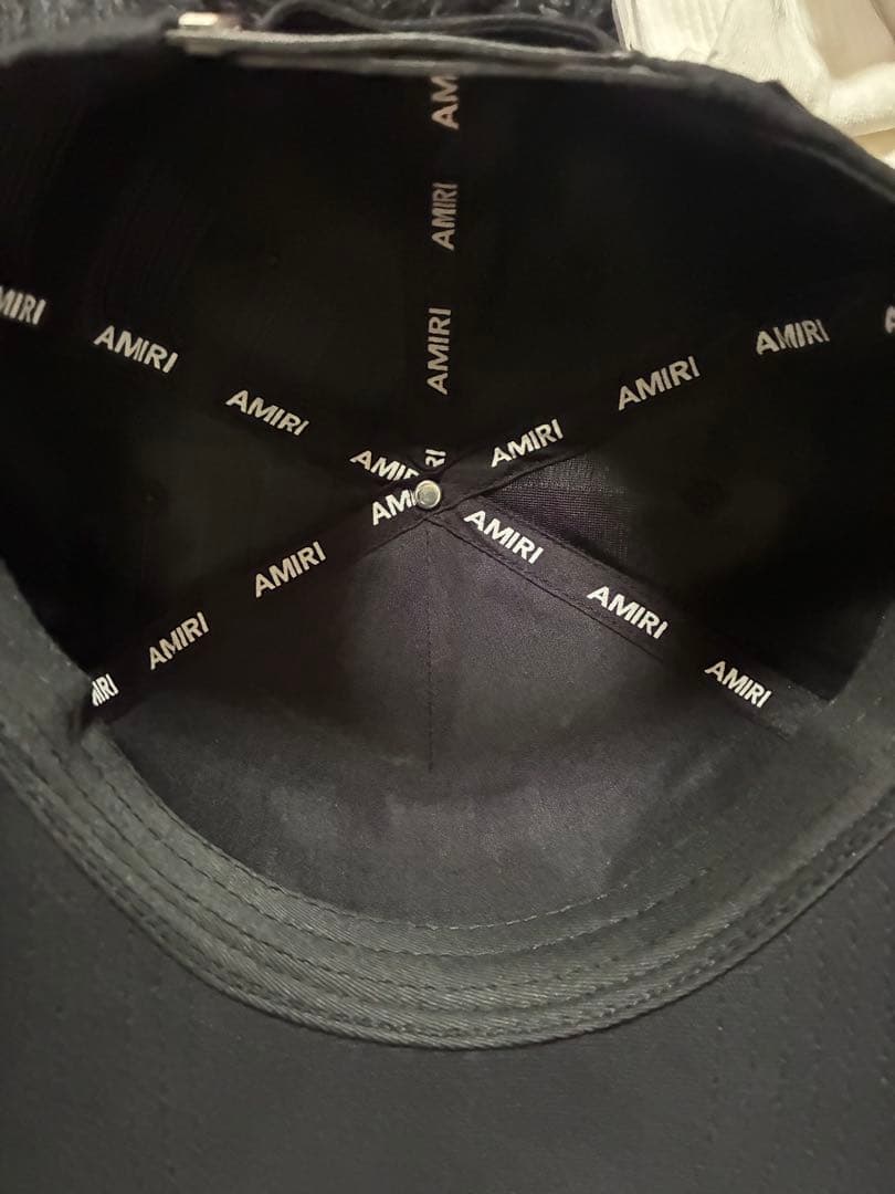 AMIRI ブラック 刺繍ロゴキャップ