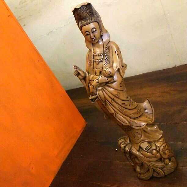 木彫りの菩薩彫刻