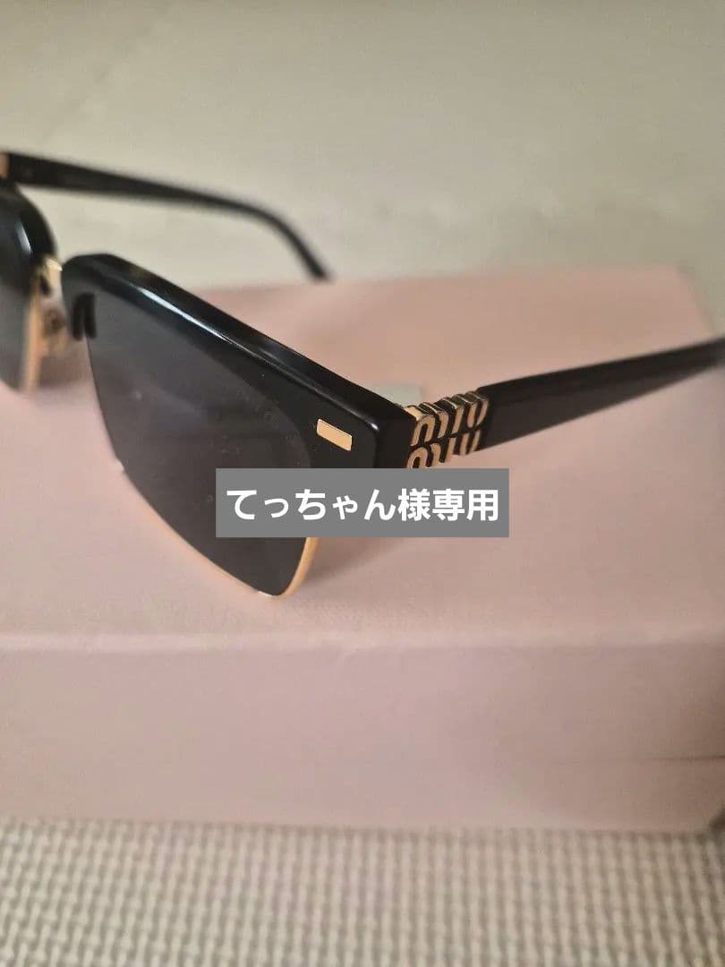 miumiuサングラス　メタルロゴ